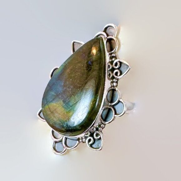 Labradorite Ring, Sterling Silver,Large Stone, Big Statement, Size 7 3/4 - Picture 3 of 6